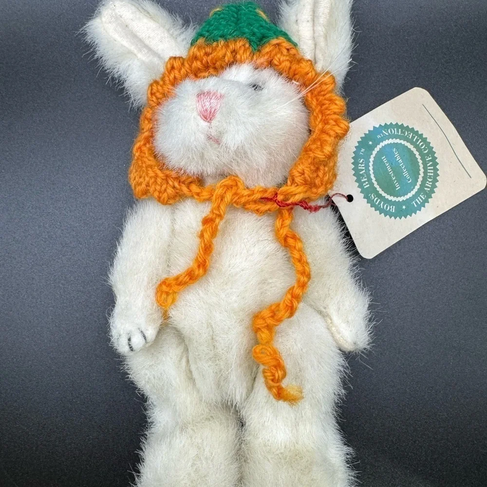 VTG Boyd’s Bears Chardonnay White Plush Bunny with Orange and Green Hat